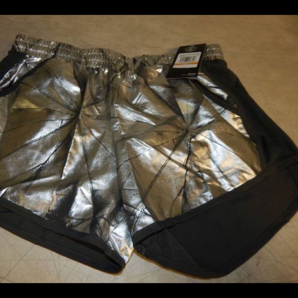 Under Armour Women Fly-by Printed Shorts Small - Picture 3 of 4